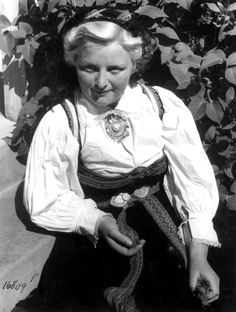 Anders Beer Wilse, Kvinnedrakt, Setesdalsjente
