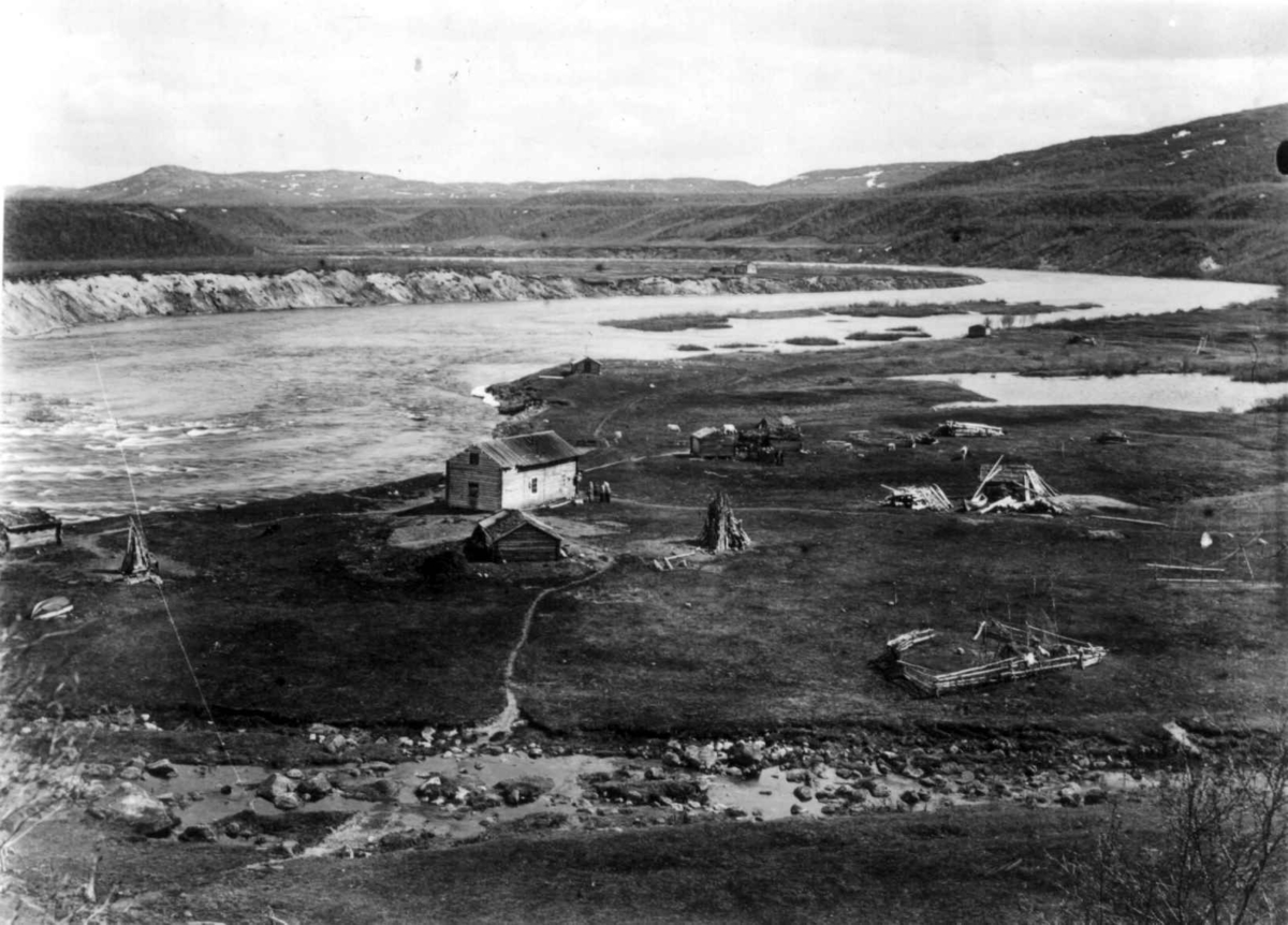 Ellisif Rannveig Wessel, Oversiktsbilde over skoltenes boplass med bygninger, Neiden, Sør-Varanger, Finnmark, ca. 1905