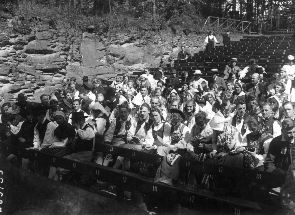 Hermann Christian Neupert, Folkedans på Norsk folkemuseum, 1925.