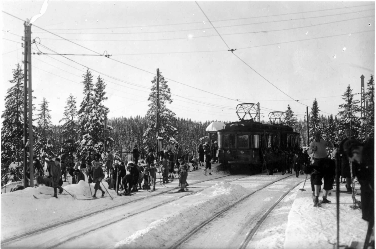 Hermann Christian Neupert, Vintermotiv. Skisøndag med Holmekolltrikken. Tryvannshøgda. Skiløpere.