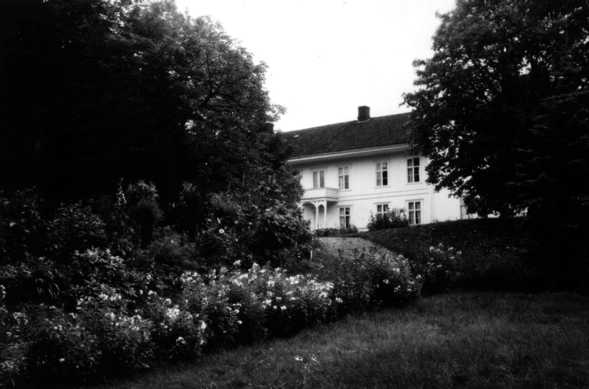 Hermann Christian Neupert, Berby gård, Idd, Østfold. Hagebruksskole for kvinner 1901-1938. Utsnitt av hagen. Hovedbygningen i bakgrunnen.