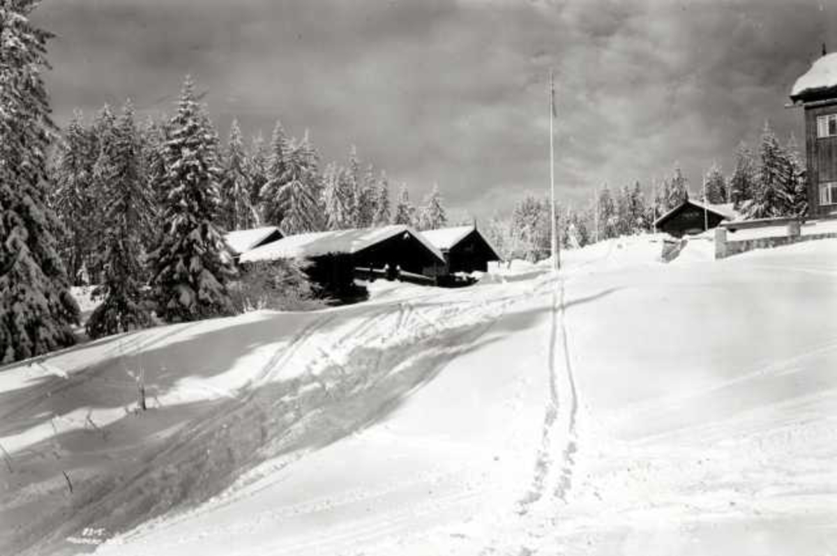 Hermann Christian Neupert, Nordmarka, Oslo. Vinterlandskap med skispor og hus.