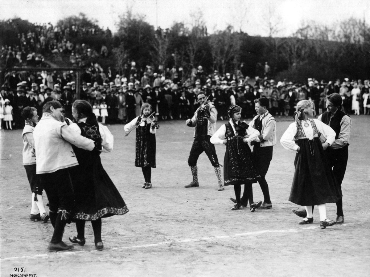 Hermann Christian Neupert, Folkedansoppvisning på vårfest på Hovedøya, Oslo 1924. Felespillere. Publikum.