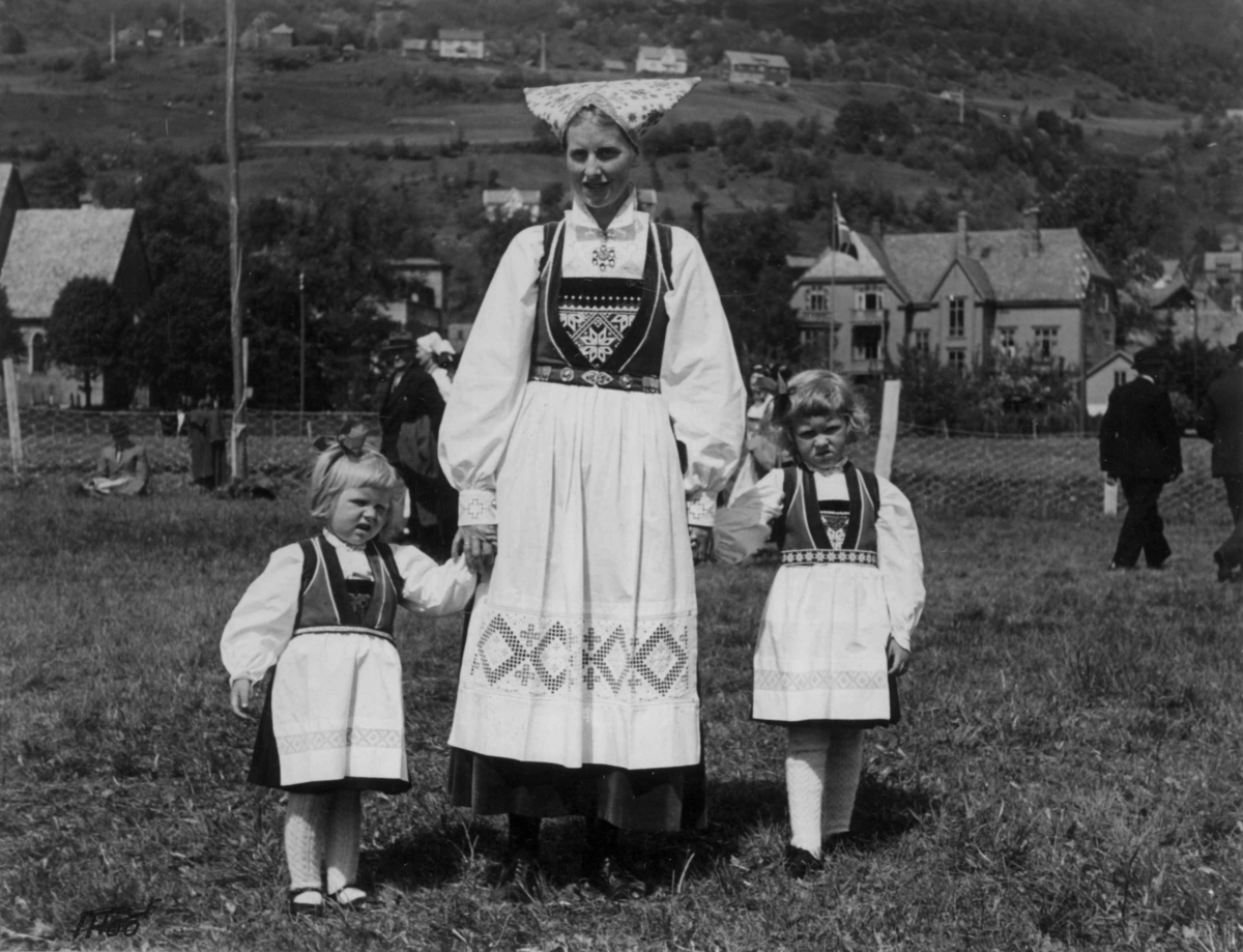 Anders Beer Wilse, Drakt, Kvinnedrakter, Grupper