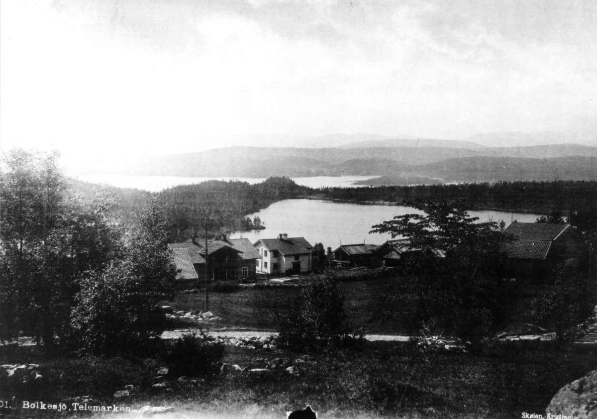 Marthinius Skøien, Bolkesjø, Notodden, Telemark. Utsyn over bebyggelse.