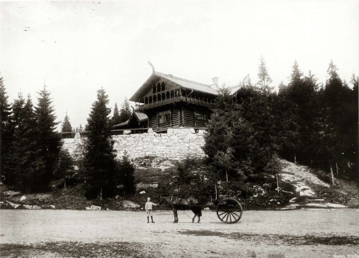 Marthinius Skøien, Frognerseteren, Oslo. Mann med hest og kjerre nedenfor Frognerseteren.