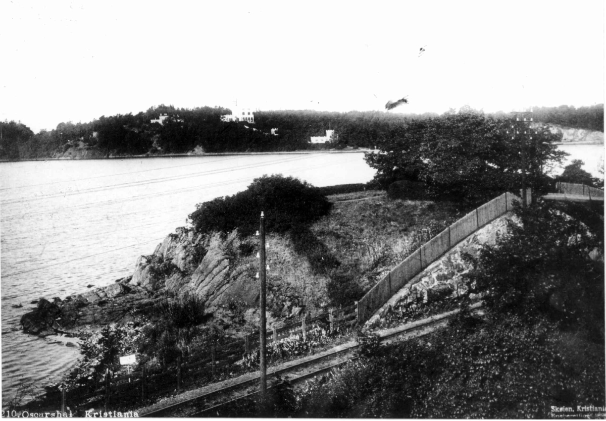 Marthinius Skøien, Oscarshall, Bygdøy, Oslo. Ved Frognerkilen, i forgrunnen jernbanespor.
