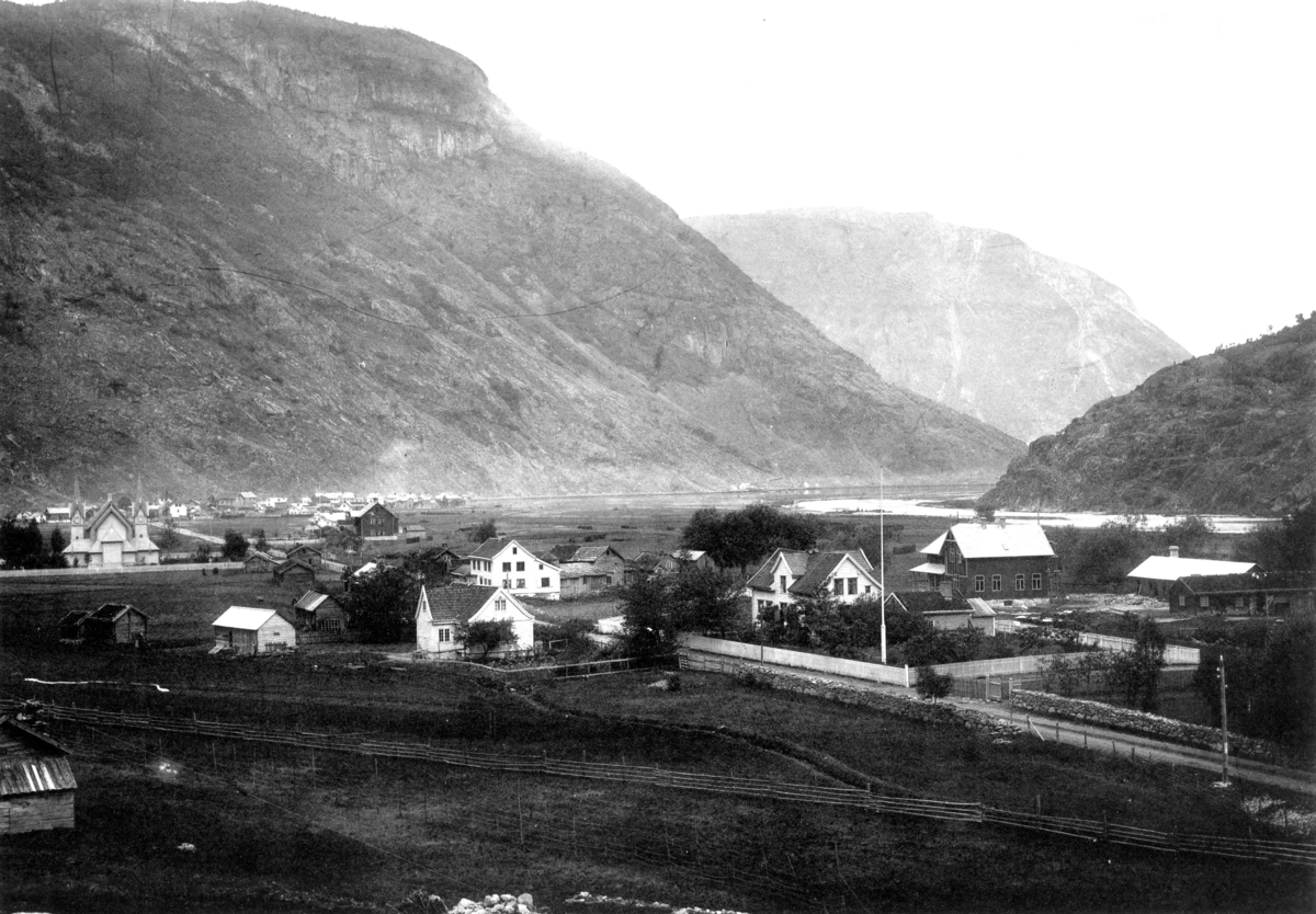 Marthinius Skøien, Lærdalsøyri, Lærdal, Sogn og Fjordane. Utsyn over tettsted.