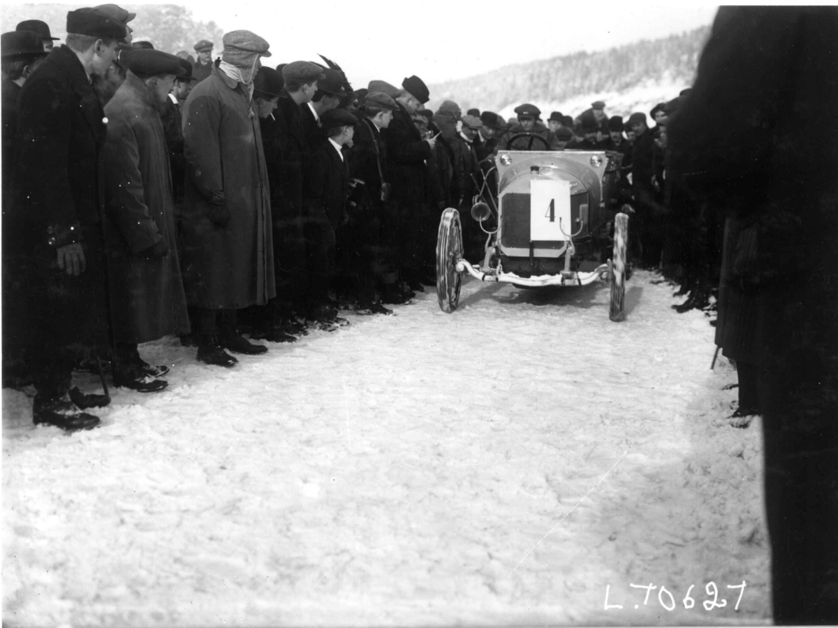 Hermann Christian Neupert, Billøp på Bundefjorden i Oslo i februar 1912. Vintermotiv. Snødekt bane. Bil med to deltakere.