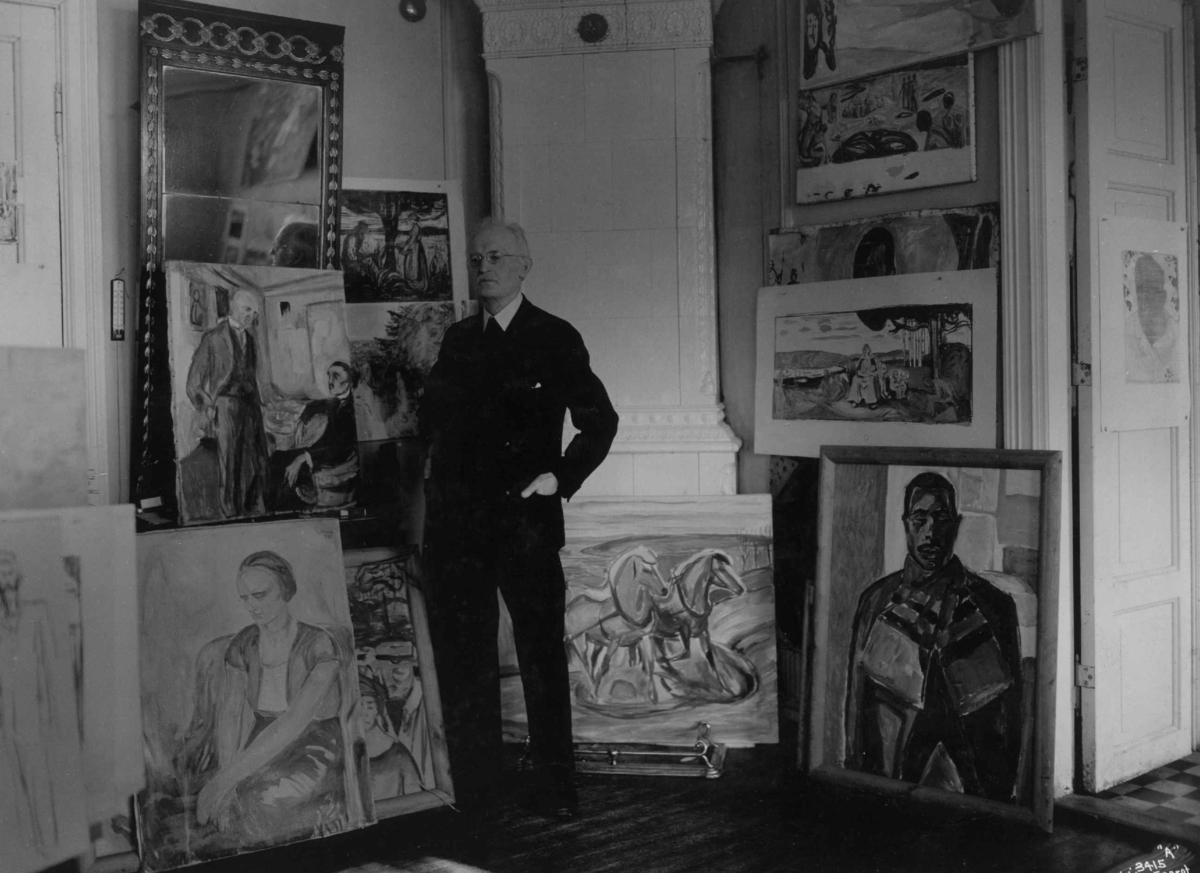 Anders Beer Wilse, Kunstneren og maleren Edvard Munch fotografert av Anders Beer Wilse i 1937 på Ekely. Stående i stuen omgitt av sine malerier.