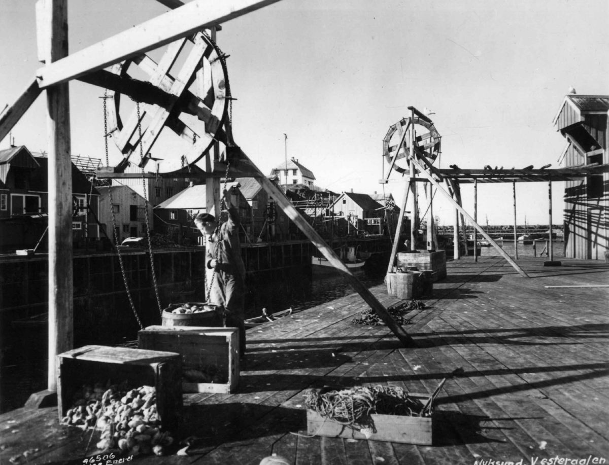 Anders Beer Wilse, Heiskran på kaia i Nyksund, Øksnes kommune, 1938.