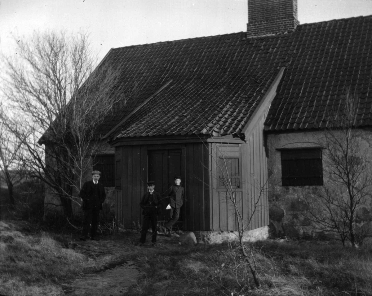 Hermann Christian Neupert, Postkort. Kommandantboligen på Kongssted, Fredrikstad festning. Tre menn foran boligen.