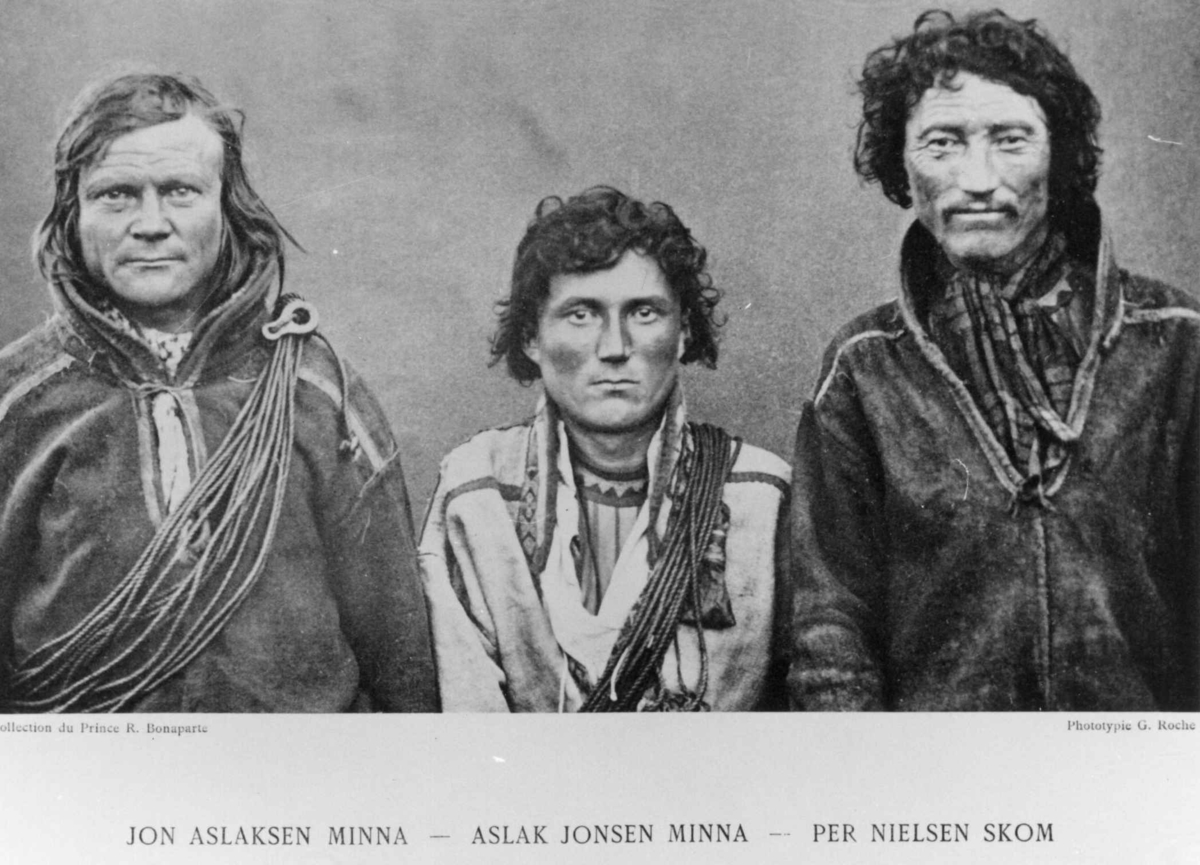 G. Roche, Roland Bonaparte sin samling. Portrett av Jon Aslaksen Mienna, Aslak Jonsen Mienna og Per Nielsen Skom. Inngår i Bonapartes sameportretter som nr. 99. Bonaparte
