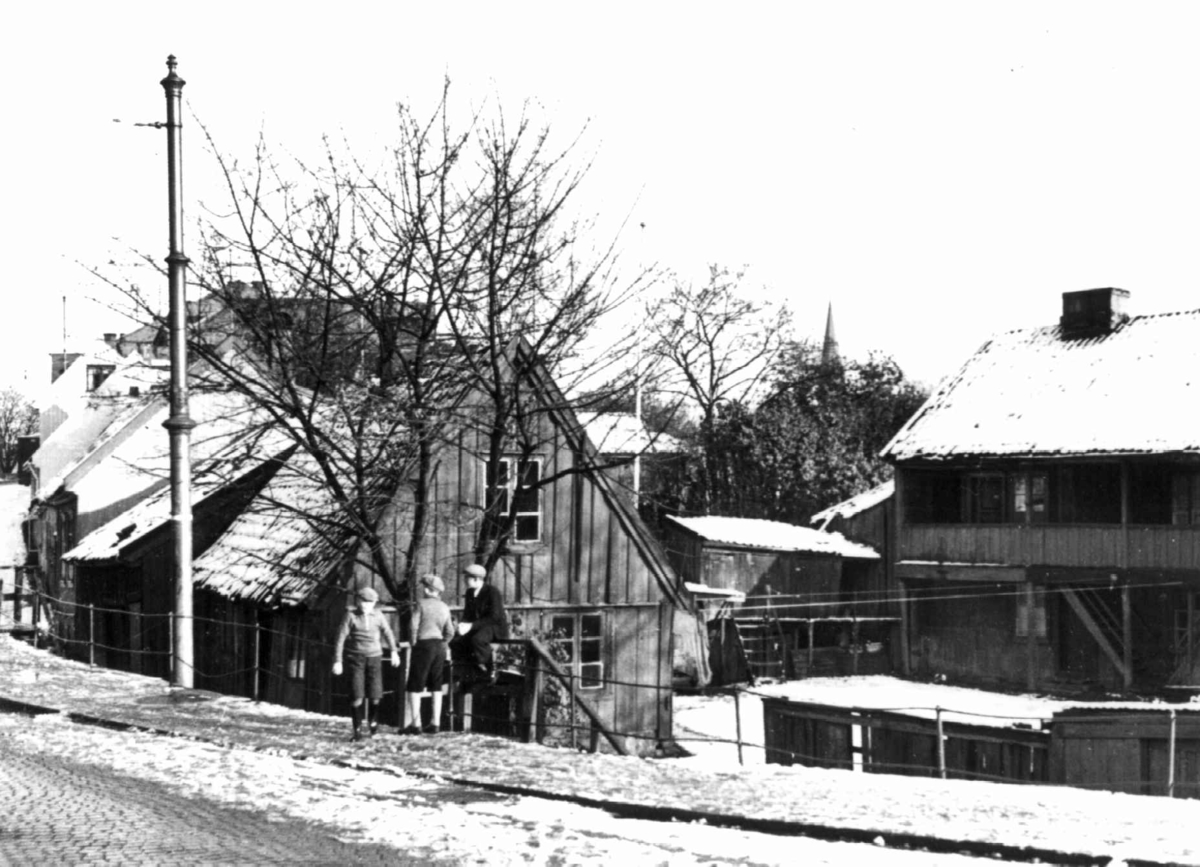 Anders Beer Wilse, Enerhaugen, Oslo 1935. Barn på fortau foran huset, vinter.