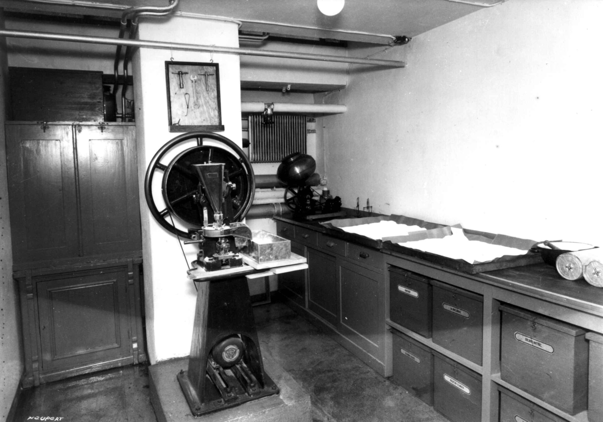 Hermann Christian Neupert, Rådhusapoteket, Oslo. 1937. Tablettrom. Apotekersaker. Disk med skuffer. Skap.