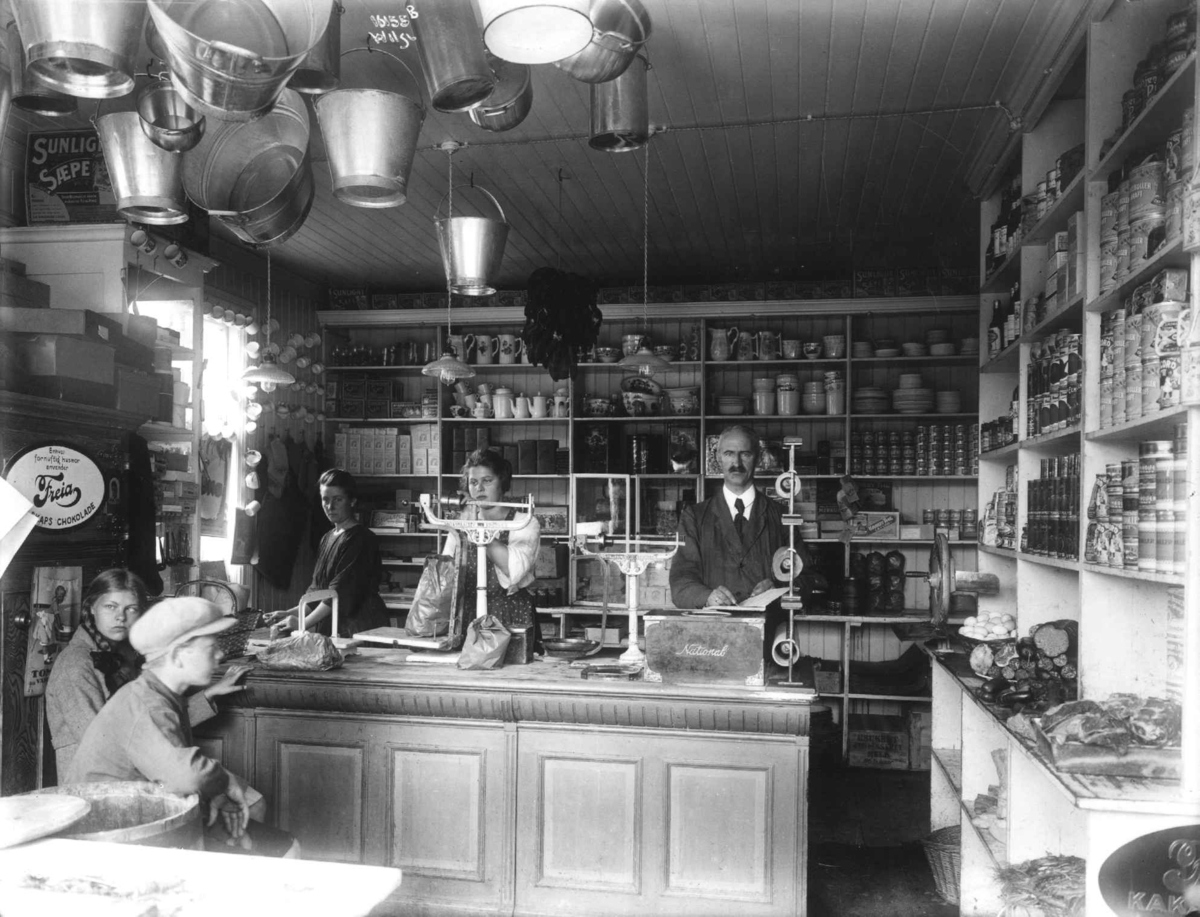 Anders Beer Wilse, Fredbo landhandleri, Groruddalen. (I krysset mellom Bikuben og Høybråtenveien, nederst i Olsebakken.)