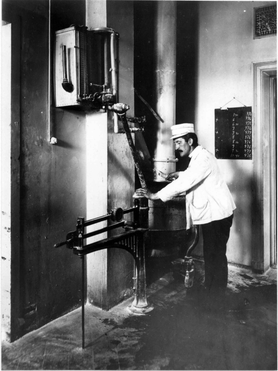 Narve Skarpmoen, A. Hansens Bakeri, Bogstadveien 54, Oslo, 1913. Interiør med bakermester Kristiansen ved maskiner.