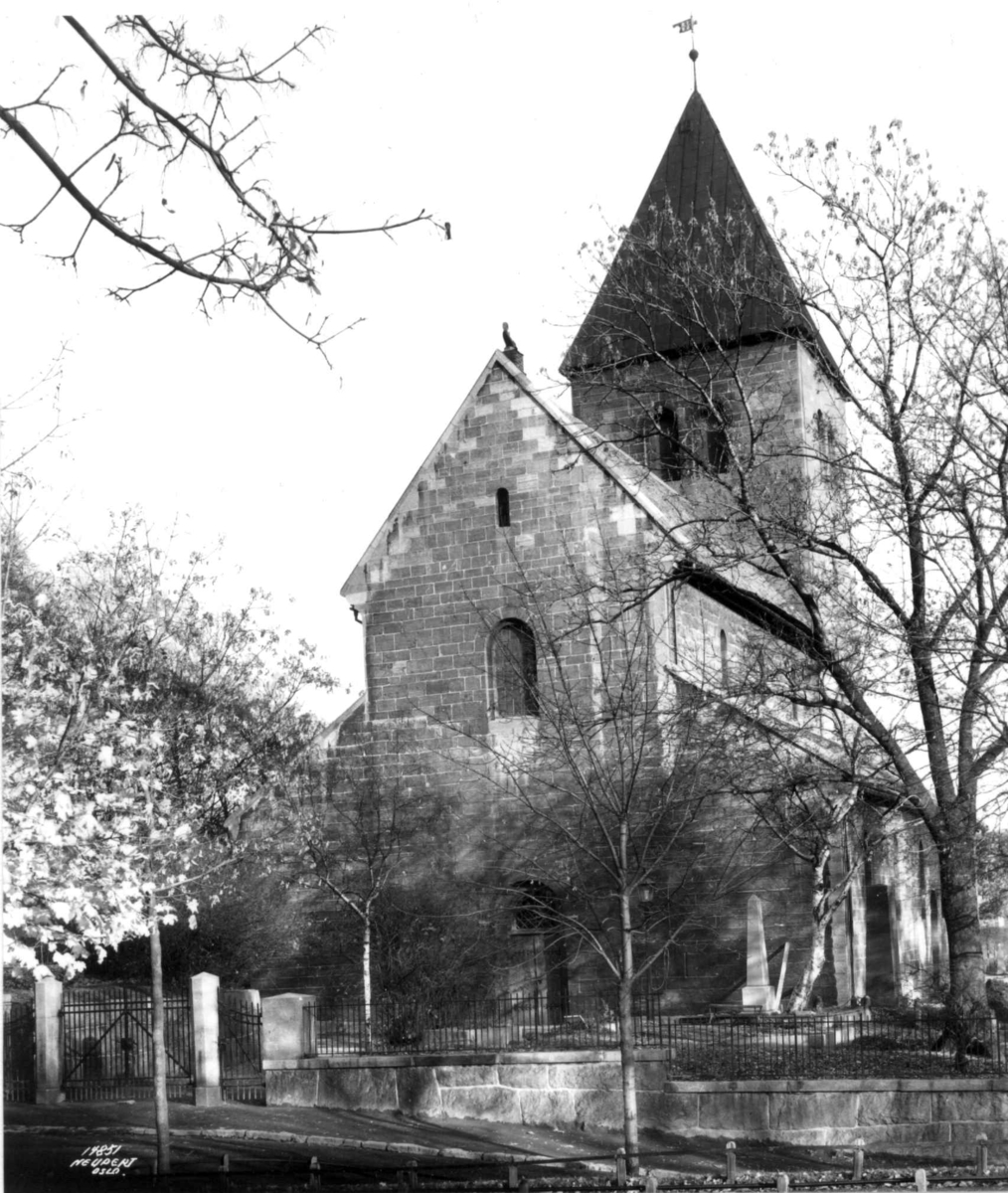 Hermann Christian Neupert, Gamle Aker kirke, Oslo. 1936. Oslos eldste eksisterende bygning. Antakelig fra første del av 1100-tallet.