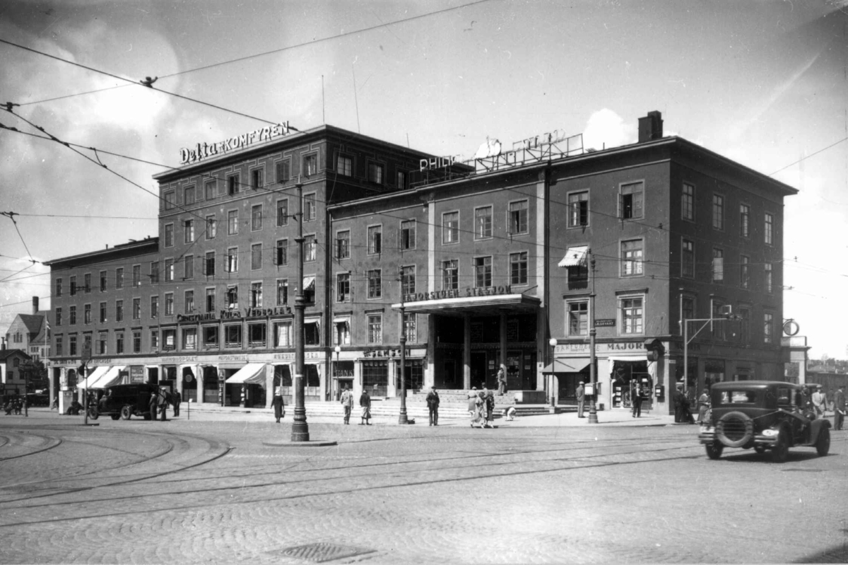 Hermann Christian Neupert, Majorstuen stasjon, Oslo. Majorstuhuset og krysset. Biler og fotgjengere.