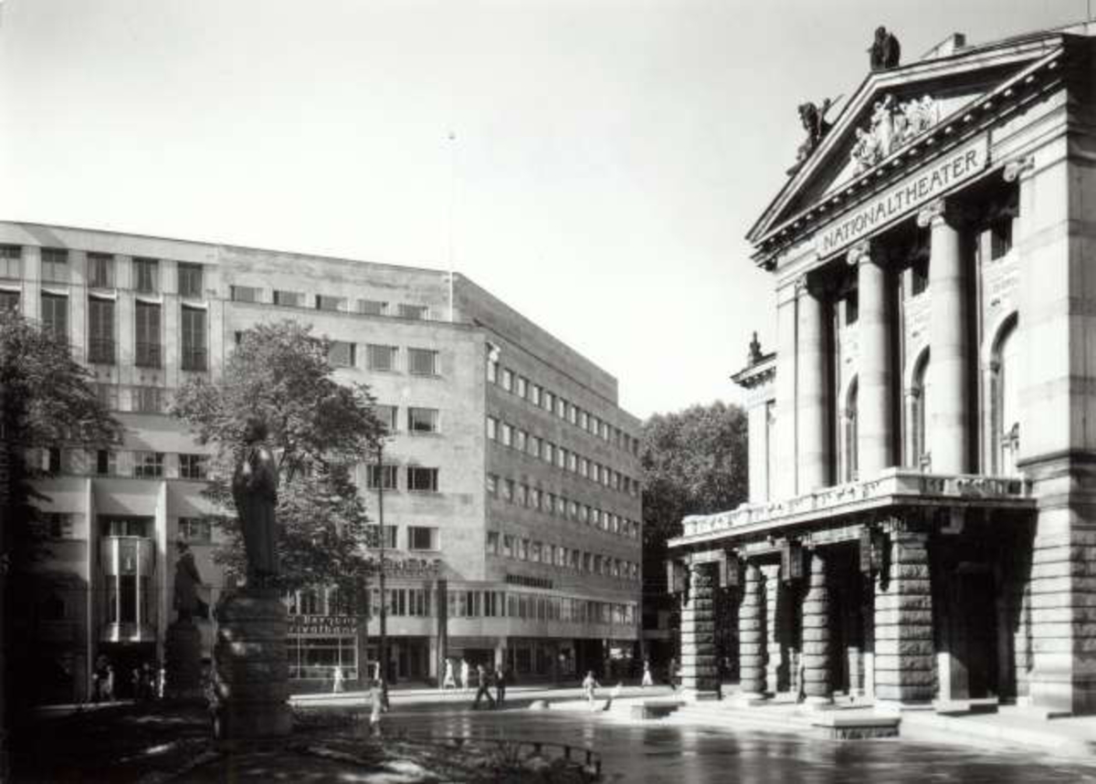 Hermann Christian Neupert, Nationaltheateret, Oslo 1936. Hovedinngangen med søyler.