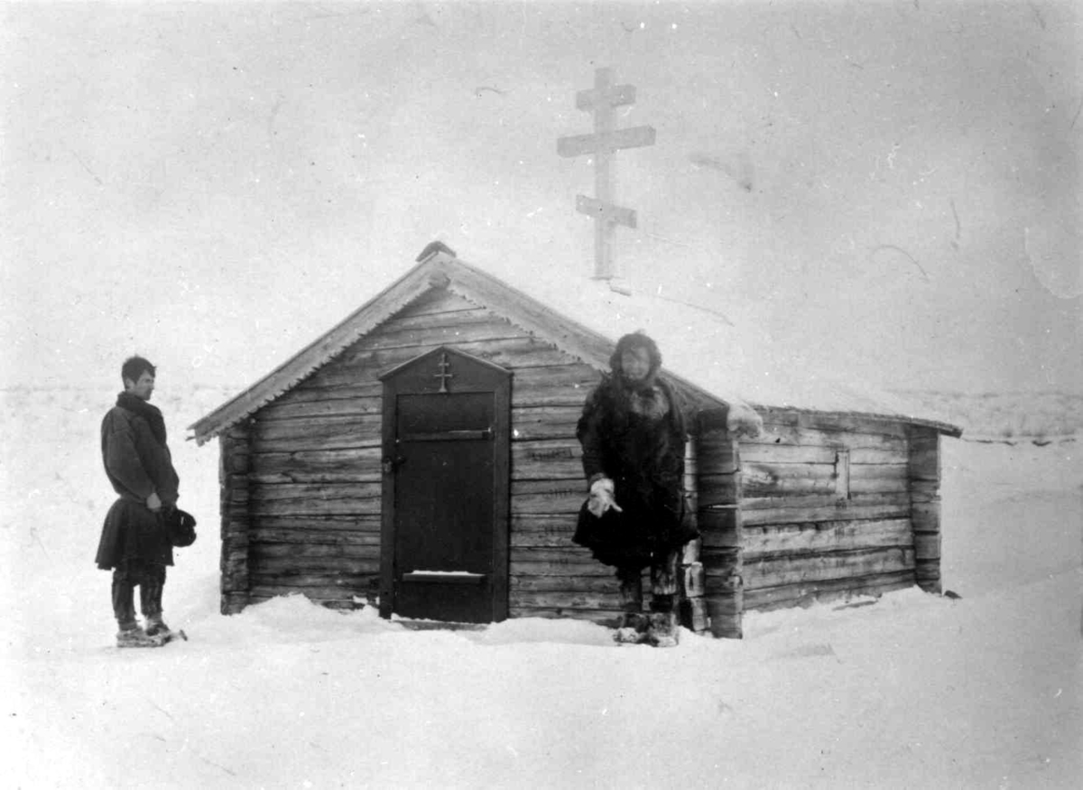 Ellisif Rannveig Wessel, To skoltesamer foran St. Georgs kapell, Neiden, Sør-Varanger, Finnmark, 1904.