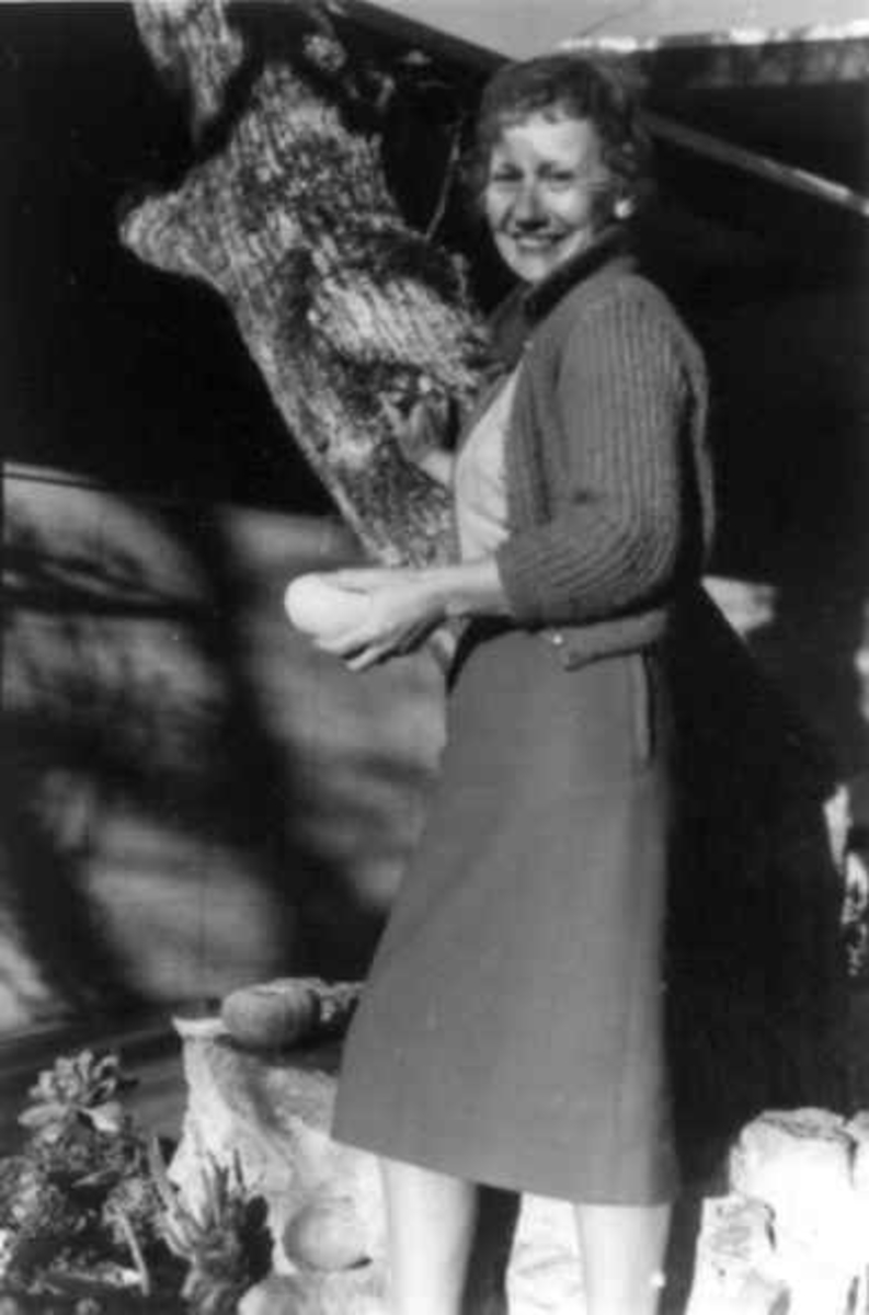 Virginia Raymond Davidson, En kvinne stårved et tre. Samisk utstilling i California 1963.