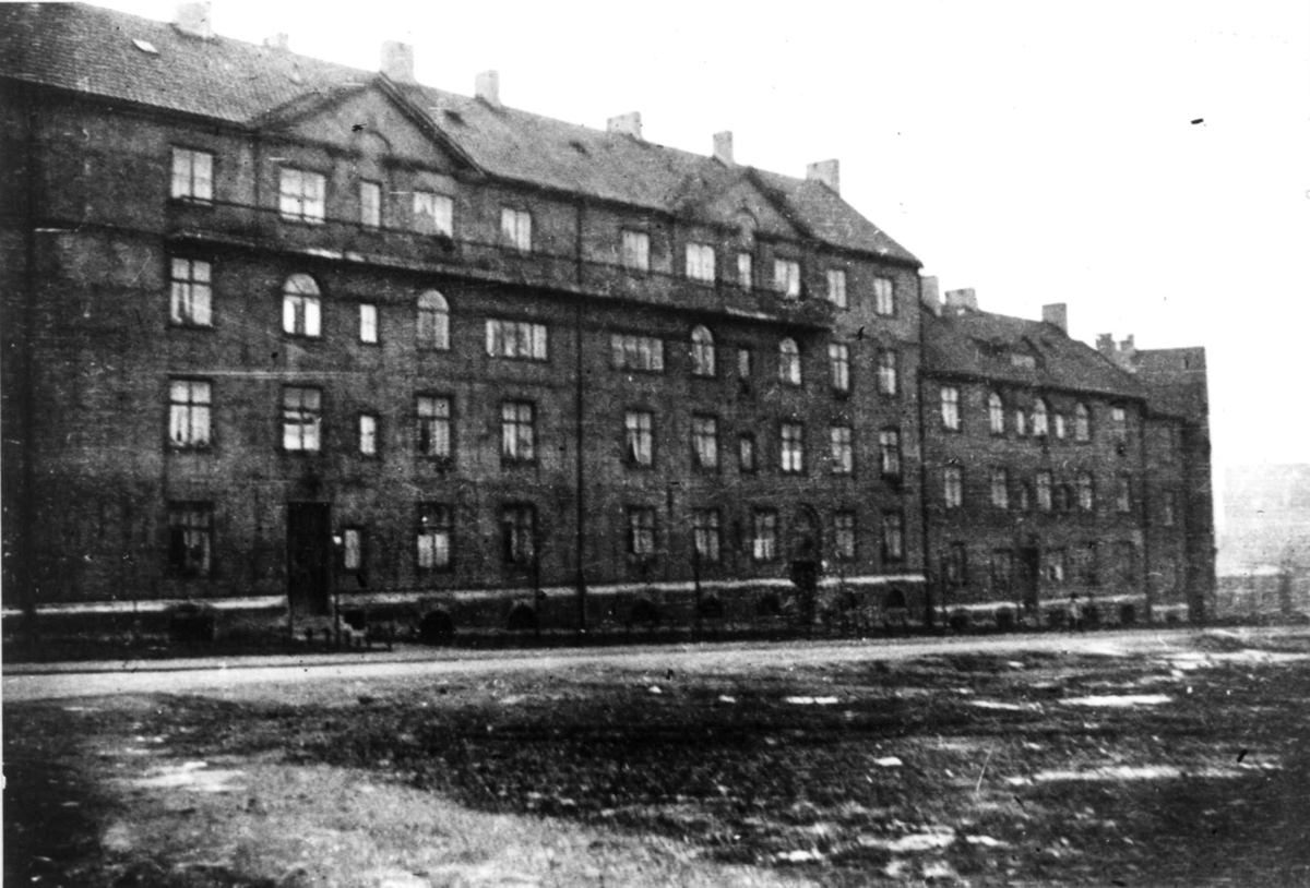 Nanna Broch, Arbeiderboliger, Sagene, Oslo. Nåværende "Vøienvolden borettslag", med adresse til Stockflethsgate, her langside som ligger til Gustav Jensens gate. Fra boliginspektør Nanna Brochs boligundersøkelser i Oslo 1920-årene.