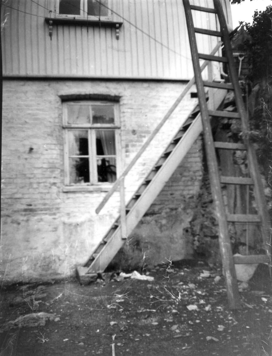 Nanna Broch, Trebygning, Oslo. Murt 1.etasje med bratt trapp. Fra boliginspektør Nanna Brochs boligundersøkelser i Oslo 1920-årene.