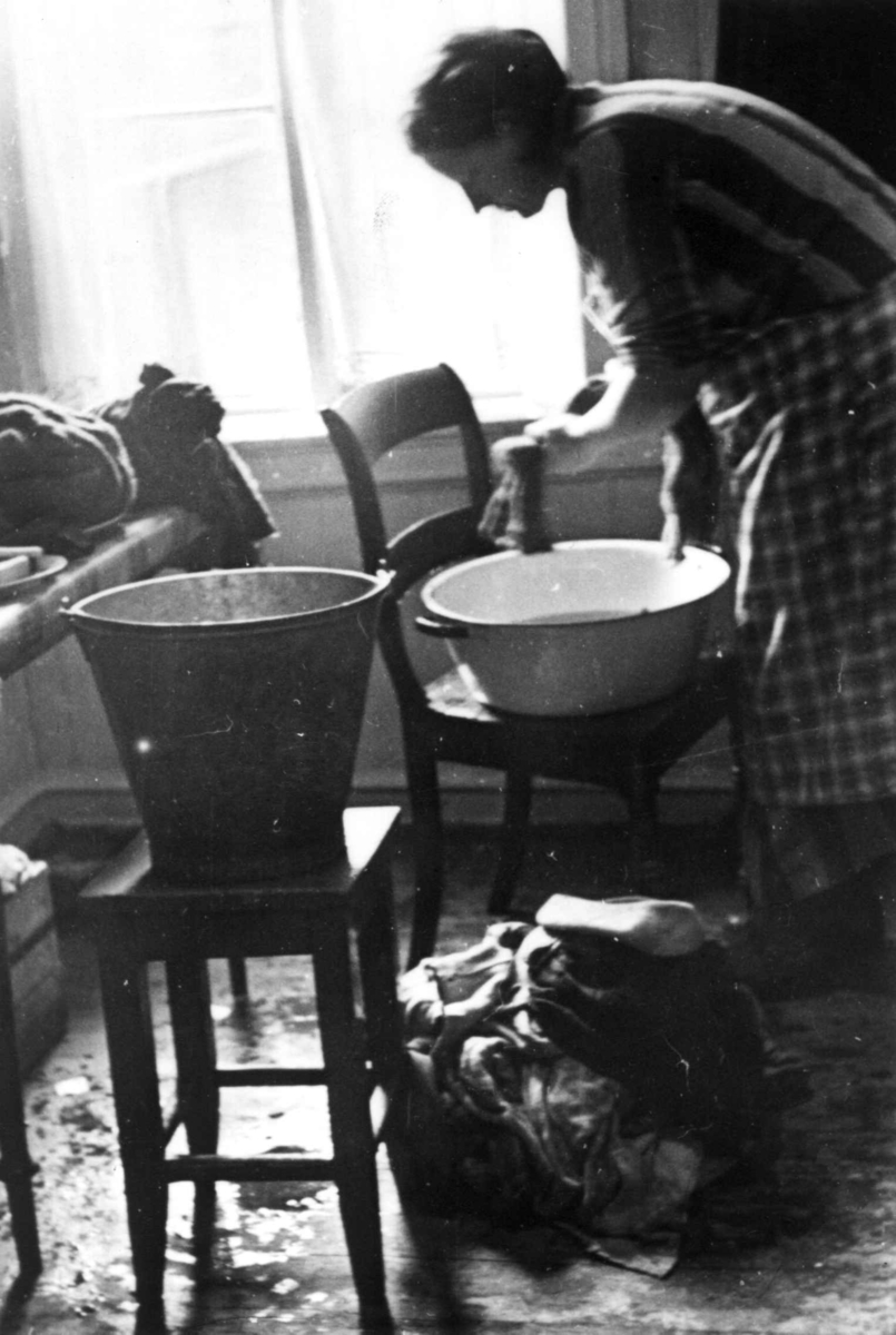 Nanna Broch, Håndvask av tøy innendørs i balje og bøtte, Oslo. Fra boliginspektør Nanna Brochs boligundersøkelser i Oslo 1920-årene.