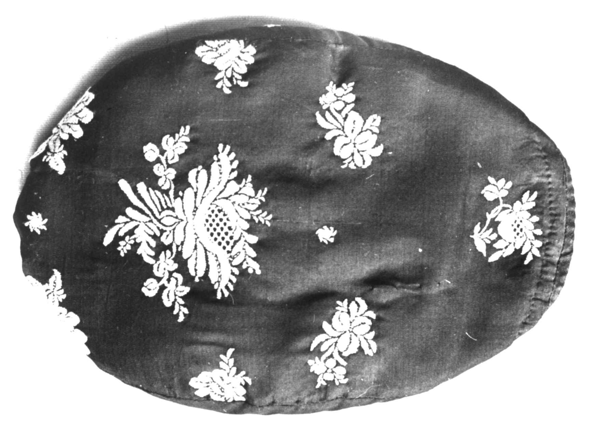 Anna Grostøl, Svart sørgelue av silke med broderier, antagelig fra før 1838. Rørosbygdene, Røros, Sør-Trøndelag 1939.