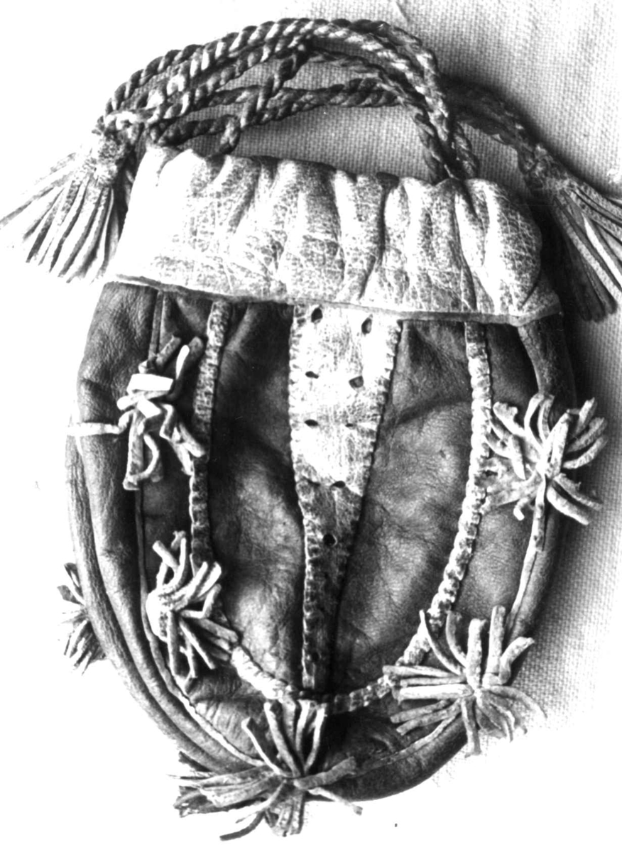 Anna Grostøl, Pung av gult skinn og dekorert med dusker. Rørosbygdene, Røros, Sør-Trøndelag 1939.