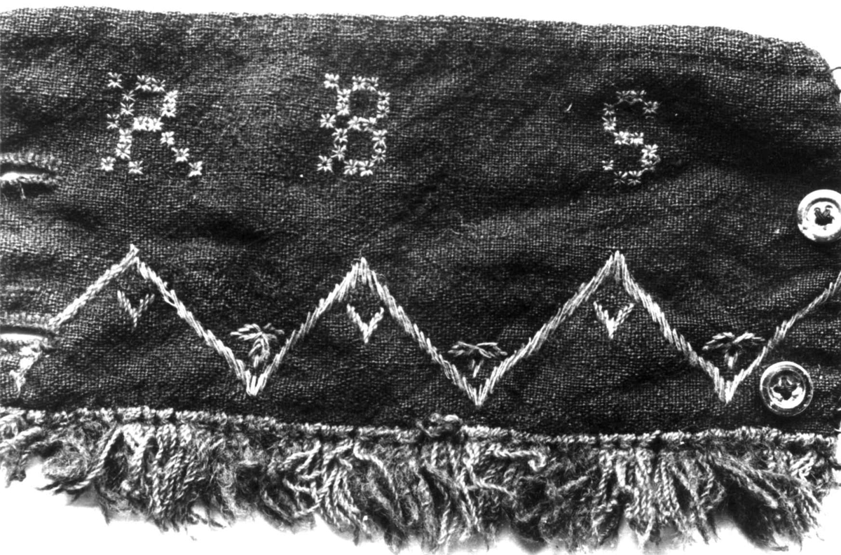 Anna Grostøl, Vevd pulsvante med brodert bord og frynser tilhørt gjertergutt Renholt Bejaminsen Surland, død 1880. Feragen, Rørosbygdene, Røros, Sør-Trøndelag 1939.