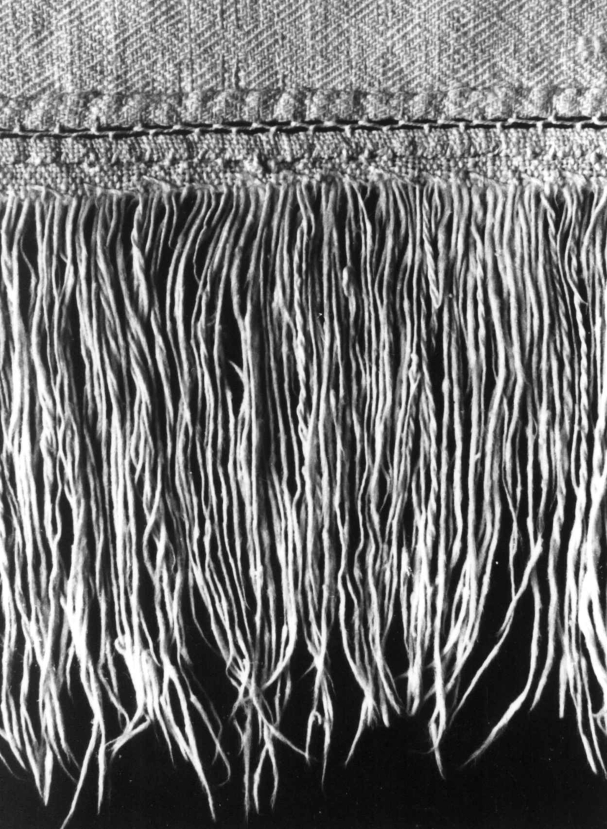 Anna Grostøl, Detalj av bommullsduk med enkel pyntesøm og frynsekant. Bjelland, Marnardal, Vest-Agder 1940.