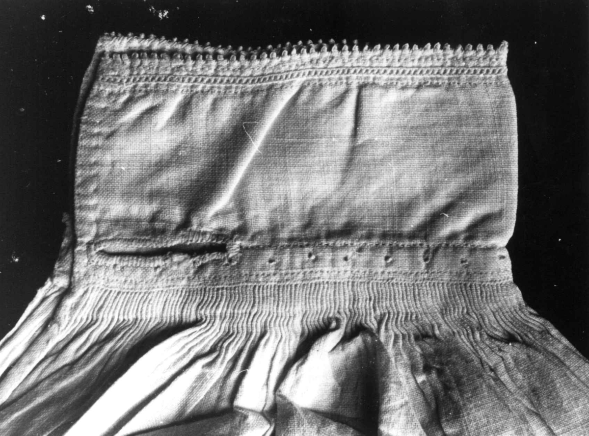 Anna Grostøl, Detalj av brudeskjorte. Bjelland, Marnardal, Vest-Agder 1940.