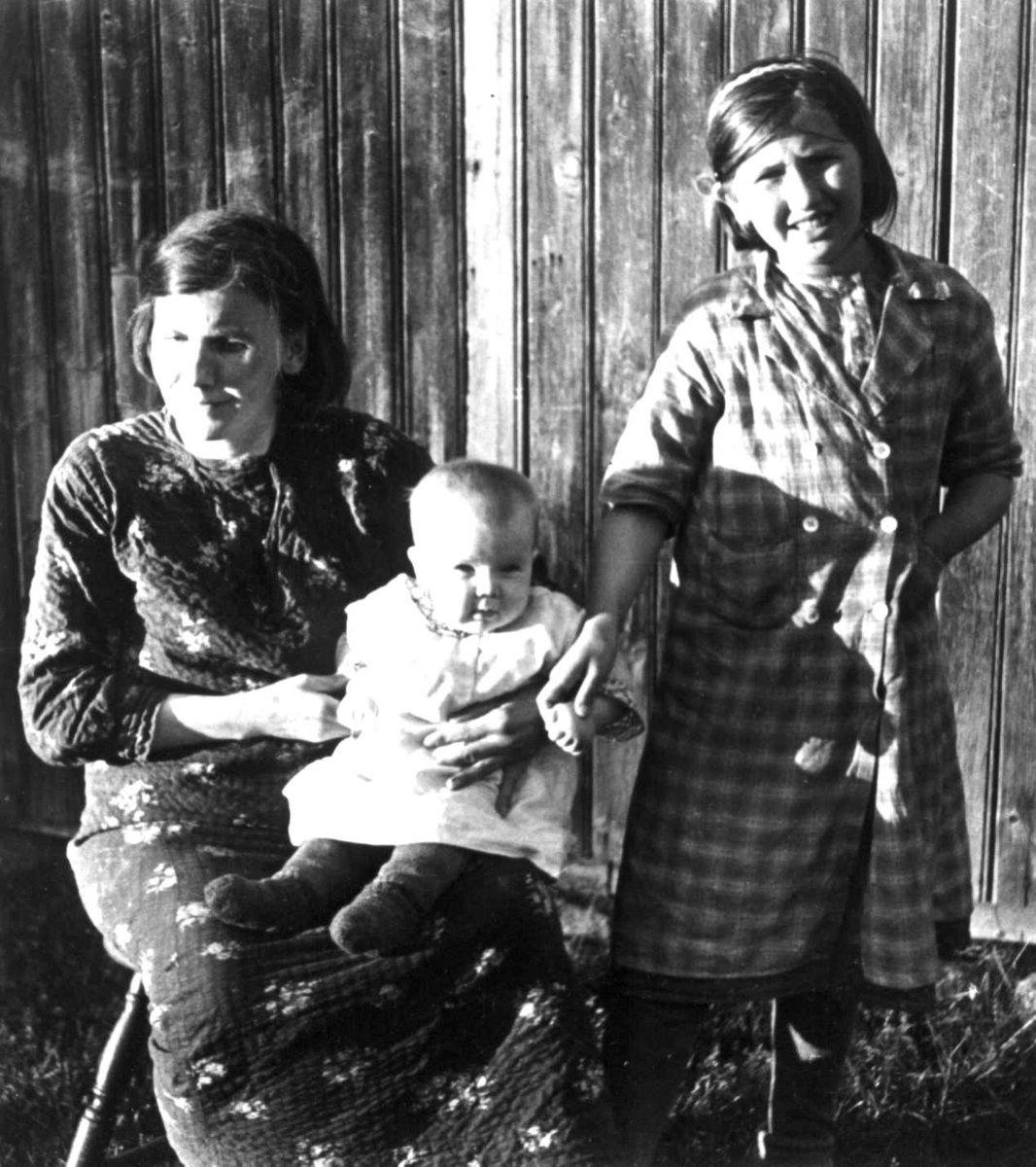 Anna Grostøl, Portrett av en pike og en kvinne med et barn på fanget. Brekken, Røros, Sør-Trøndelag 1938.