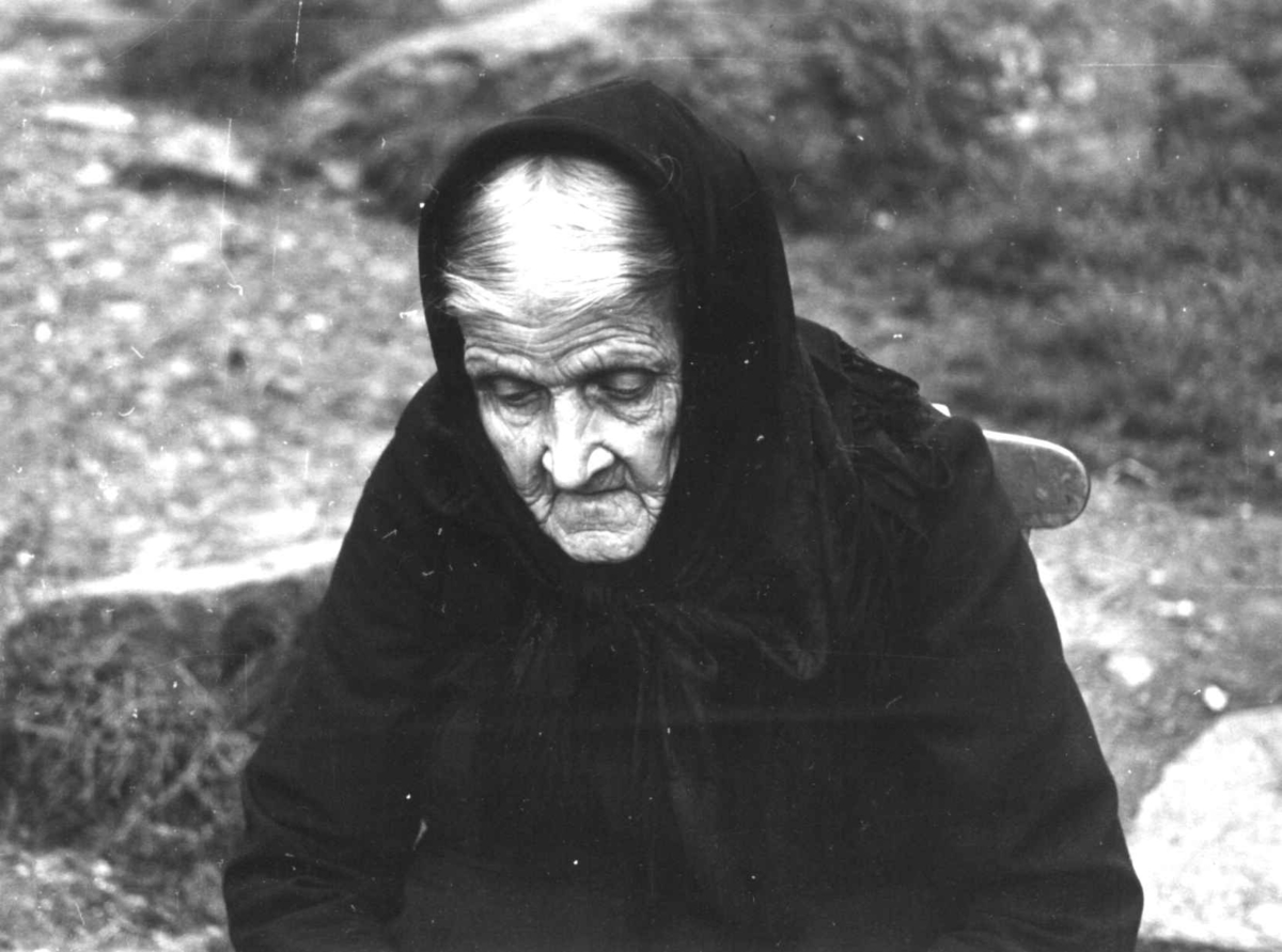 Anna Grostøl, Portrett av en enke. Rogaland 1939.