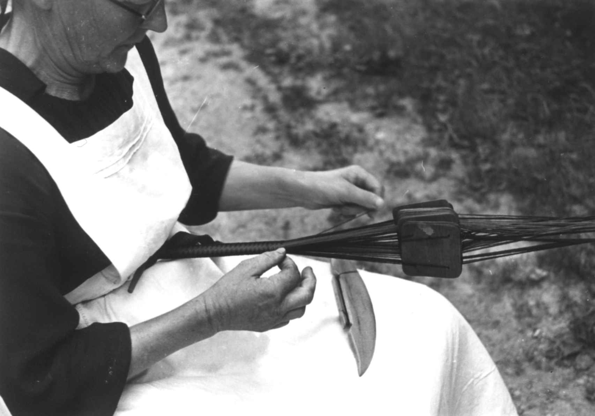Anna Grostøl, Bø, Telemark 1940. Brikkeveving. Anne Kåsine vever hårbånd.