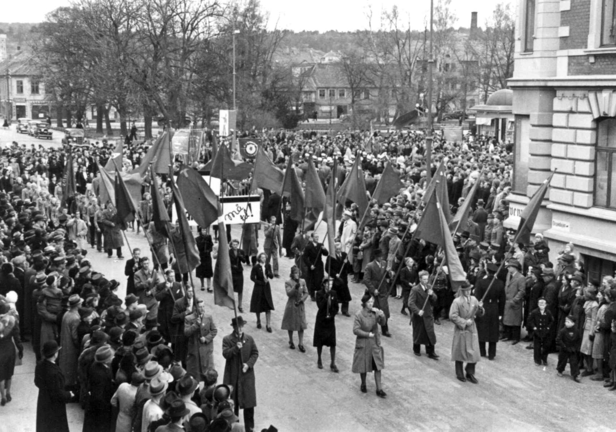 Anna Grostøl, 1. maitoget kommer ut fra torget i Kristiansand 1939.