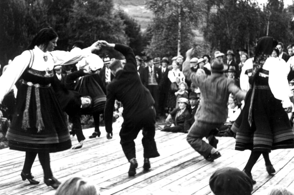 Anna Grostøl, Valle Setesdal, Aust-Agder 1939. Bondestevne. Dansing av gangar.