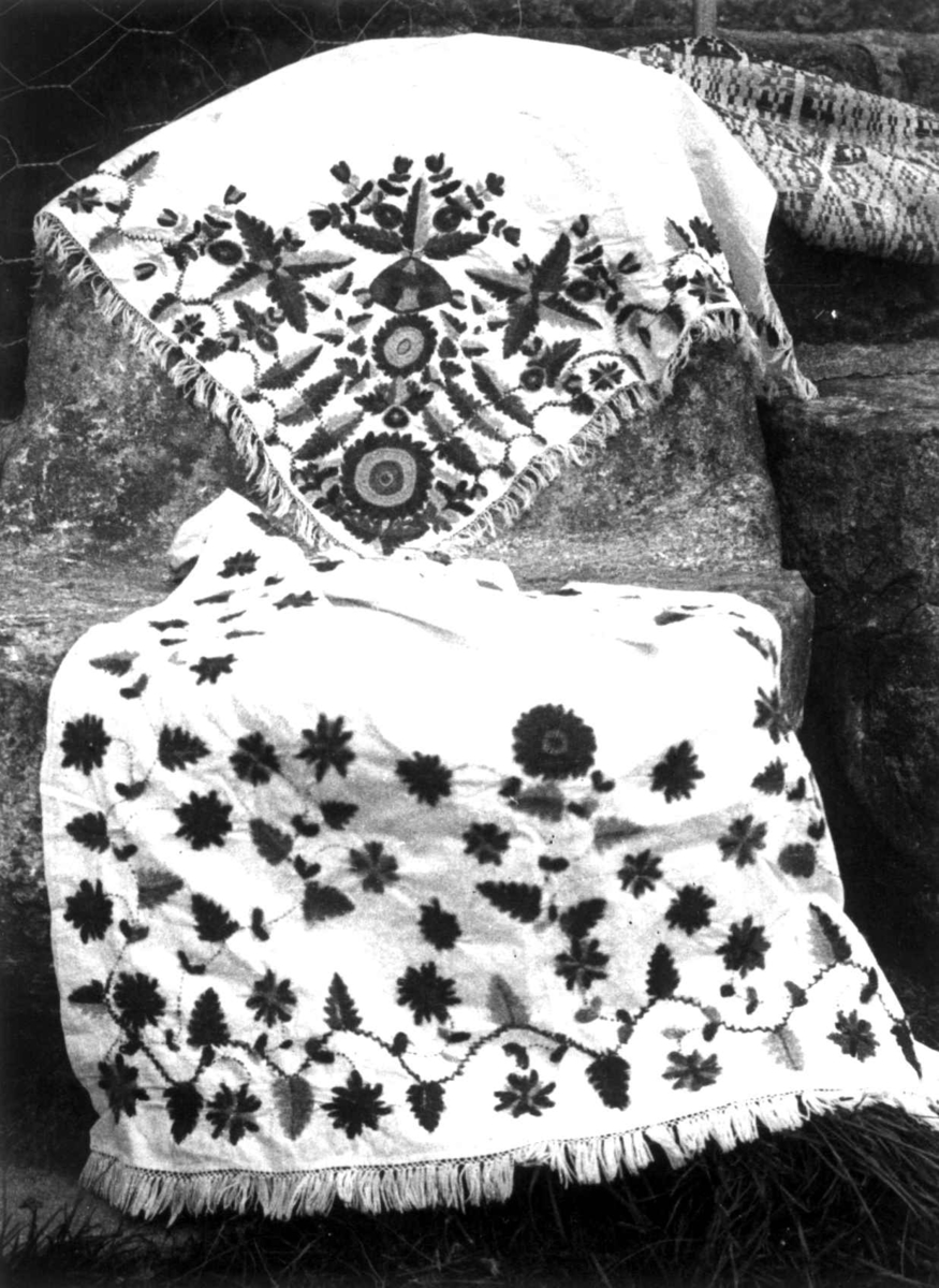 Anna Grostøl, Tørkle og forkle til Åmlidbunad. Åmli Aust-Agder 1936.