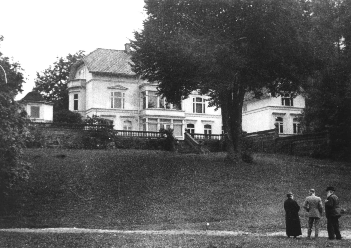 Anna Grostøl, Tre personer i parken til muligens Sundal pensjonatskole.