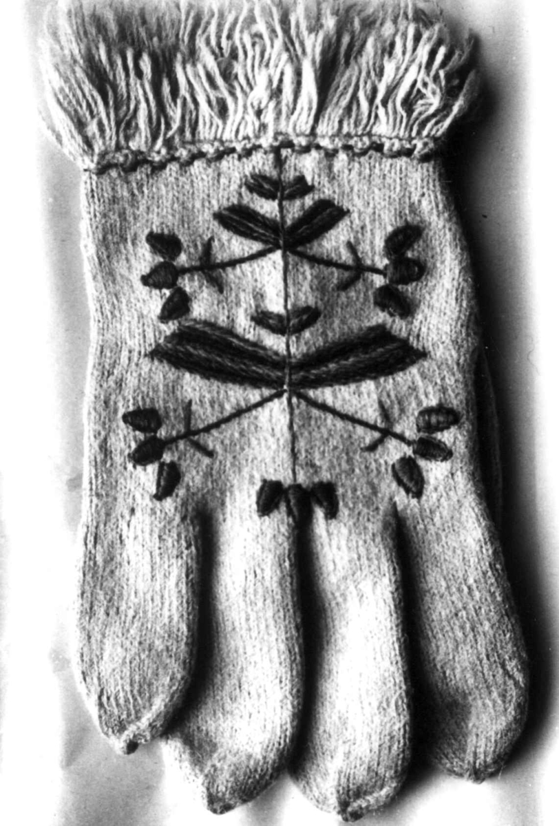 Anna Grostøl, Iveland, Vest-Agder 1941. Fingervott med mønster og frynsekant.