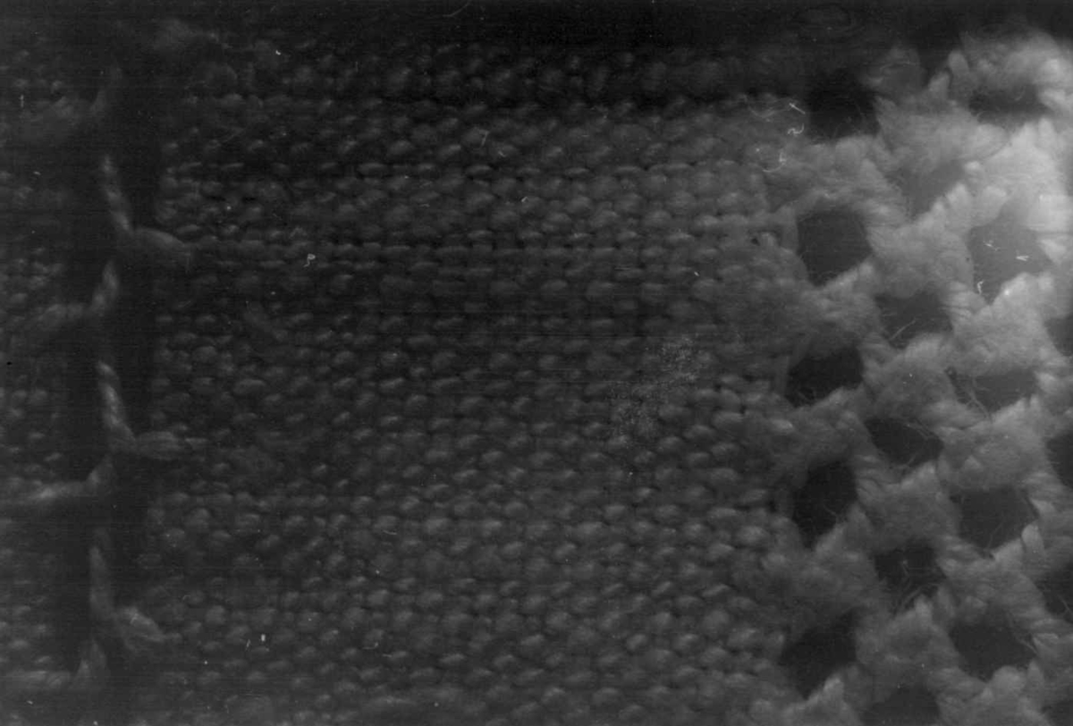 Anna Grostøl, Iveland, Vest-Agder 1941. Detalj av håndkle med firflettingsbord.