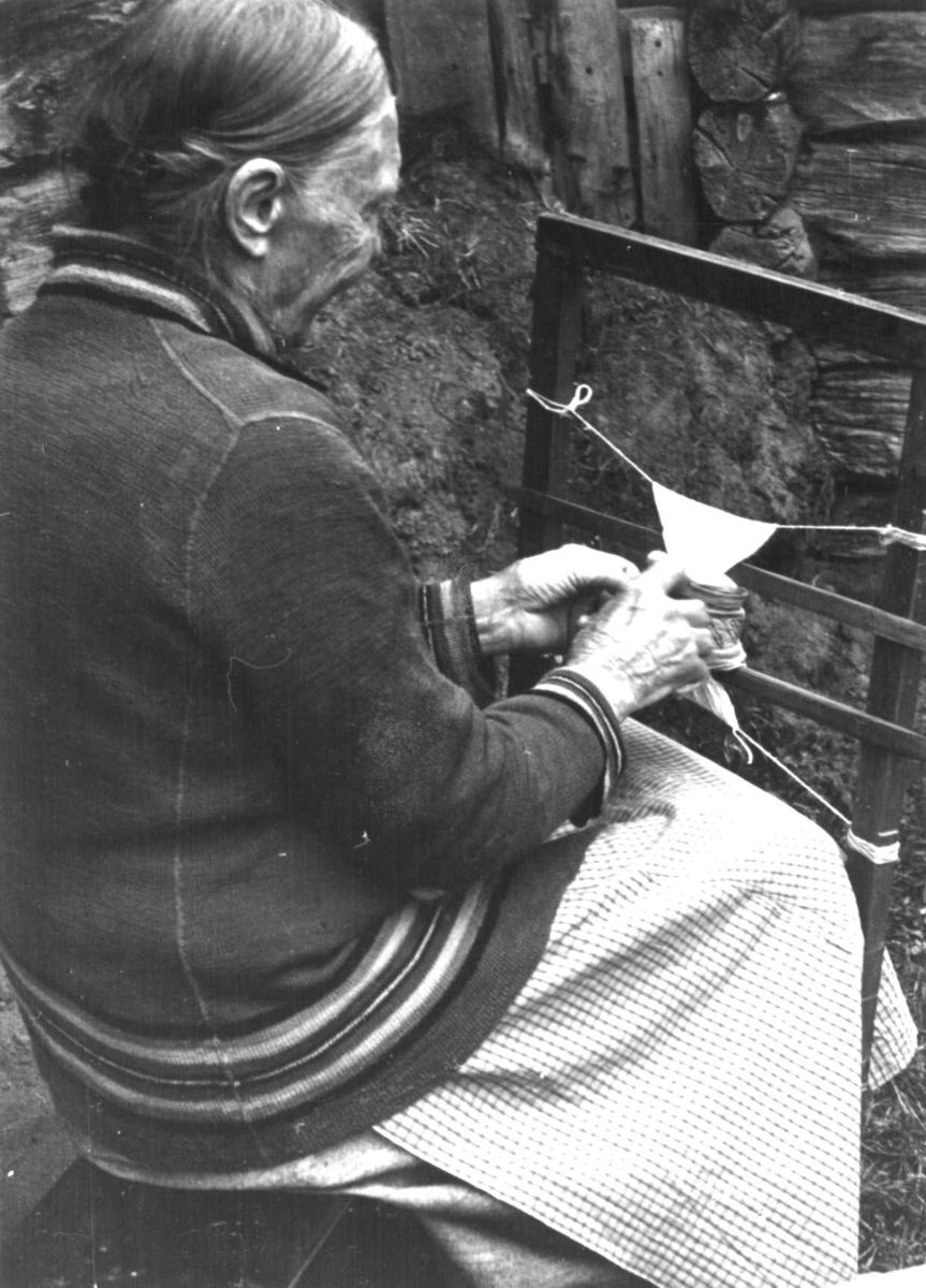 Anna Grostøl, Skjåk, Oppland 1941. Guro Breiskriden med sprangarbeid.