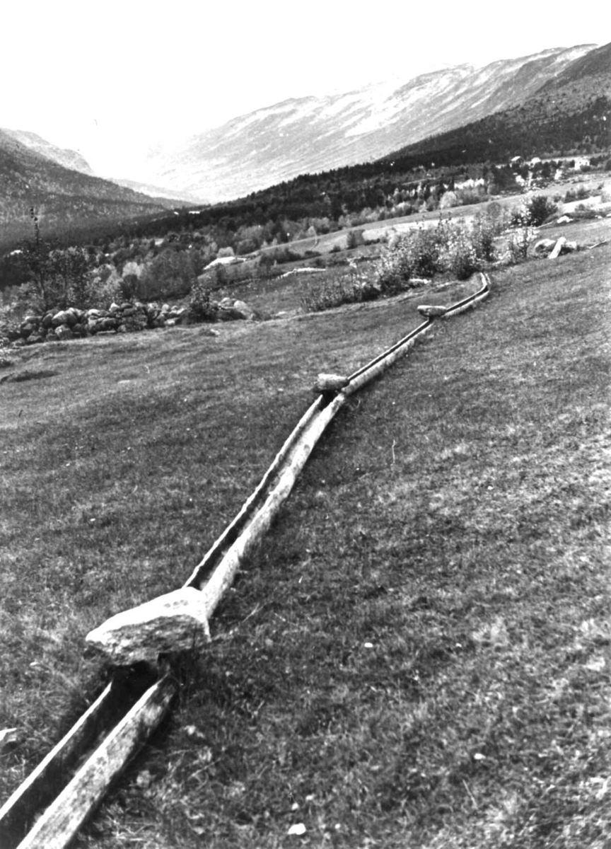 Anna Grostøl, Bråtådal, Skjåk, Oppland 1941. Landskap med vannrenne som fører vann til åker og eng i Horta.