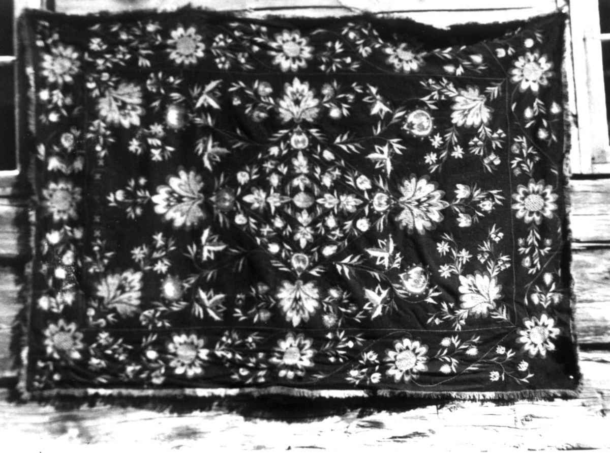 Anna Grostøl, Brodert åkle i blomstemønster. Kvalsjord, Vognill, Oppdal, Sør-Trøndelag 1934.