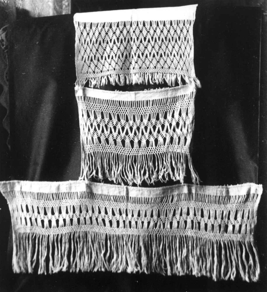 Anna Grostøl, Tre border, firflettinger, lagd av Anne Eikeland. Gjerstad, Aust-Agder 1935 eller 1938.