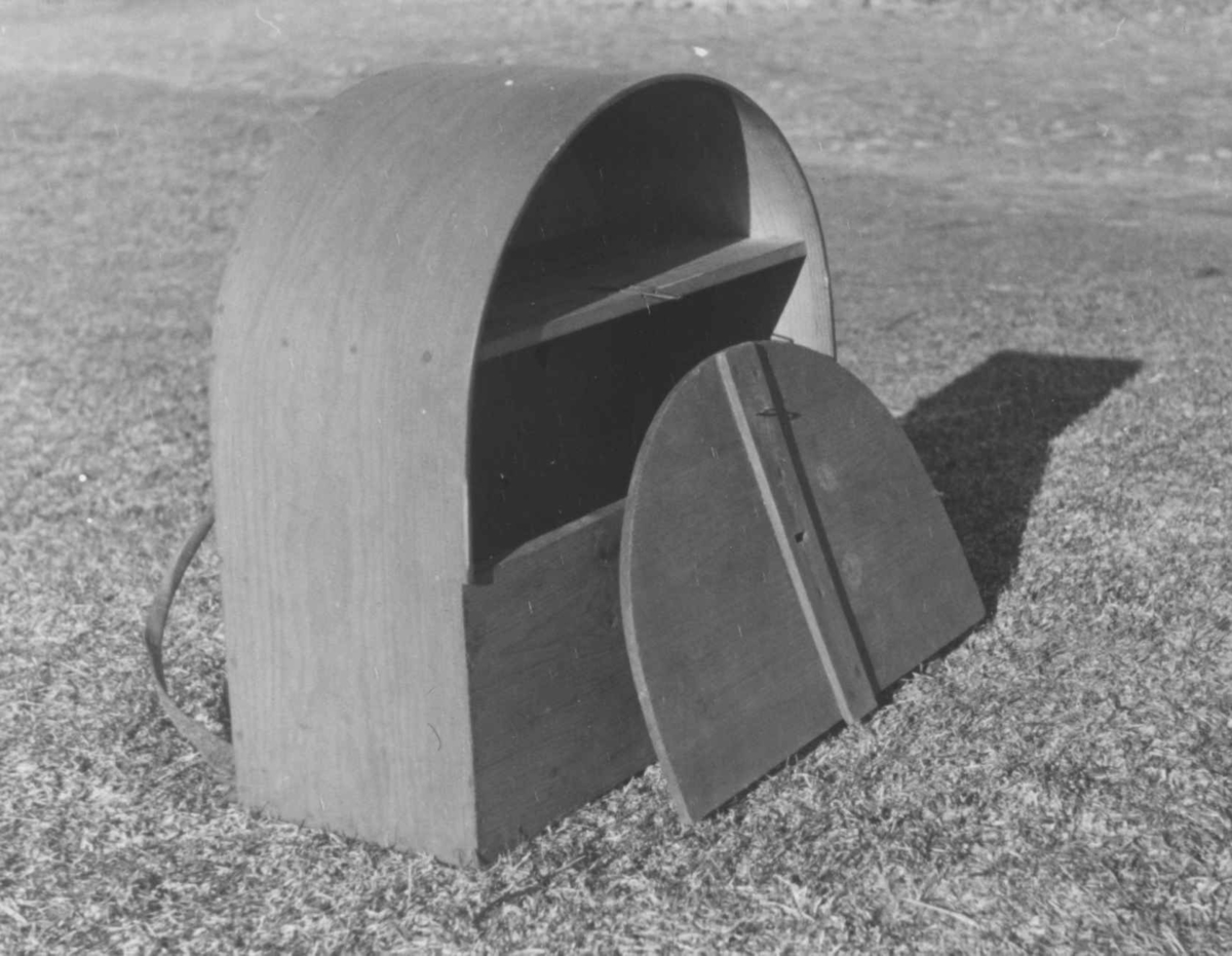 Anna Grostøl, Nistebomme, matboks til til å med på slåtten. Åseral, Vest-Agder 1943.