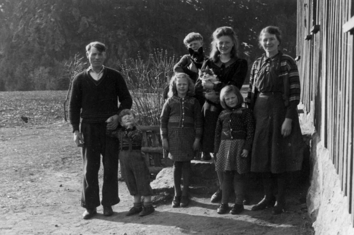 Anna Grostøl, Torstein Smeland med familie står utenfor huset. Åseral 1943.