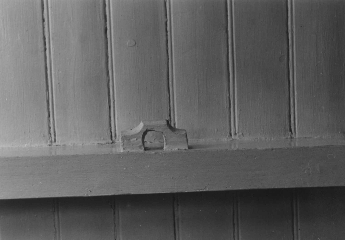 Anna Grostøl, Krampe festet til en veggstolpe eller takbjelke, antagelig til festing av rennebom. Åseral, Vest-Agder 1943.